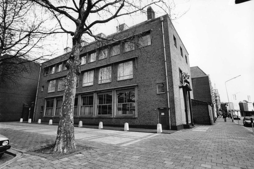 Het voormalig kantoor van het agentschap van de Nederlandsche Bank N.V., gelegen op de hoek met de Mariënburgsestraat. Het werd gebouwd in 1949/1950 en werd ontworpen door architect door H.T. Zwiers, 27/4/1995 (Ger Loeffen via F38310 RAN CCBYSA) Klein Marienburg 22-24 Nijmegen