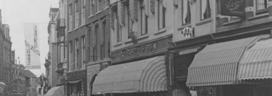 Albert Heijn; Gezien ter hoogte van de Stockumstraat. Links op de achtergrond de Platenmakersstraat, 1939 (ir. J.G. Deur via F15383 RAN CCBYSA)